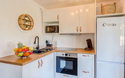 Paesu Pimpan: Cabinetry, Propriété, Comptoir, Évier, Éclairage, Cuisine, Design Intérieur, Électroménager, Jaune, Cuisinière