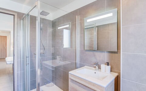 Paesu Pimpan: Miroir, Robinet, Luminaire Plomberie, Évier, Bâtiment, Propriété, Lavabo, Salle De Bains, Bois