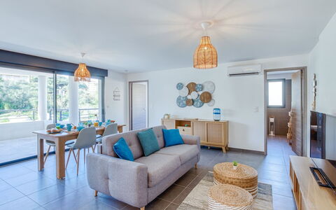 Paesu Pimpan: Canapé, Table, Meubles, Propriété, Cadre, Bleu Azur, Design Intérieur, Bâtiment, Salon, Architecture