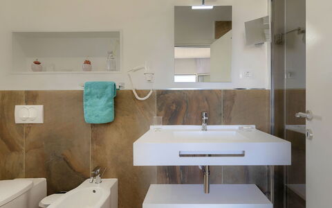 Laura: Robinet, Luminaire Plomberie, Évier, Propriété, Lavabo, Miroir, Salle De Bains, Design Intérieur, Rectangle