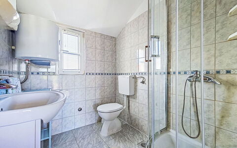 Tone: Luminaire Plomberie, Sol, Sol, Design Intérieur, Salle De Bains, Plafond, Plomberie, Pièce, Robinet, Tuile