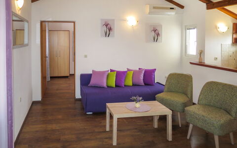 Tone: Meubles, Bâtiment, Confort, Violet, Bois, Design Intérieur, Maison, Sol, Sol, Table