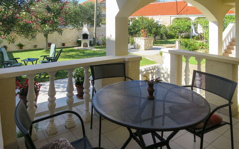 Tone: Table, Meubles, Propriété, Plante, Blanc, Chaise, Ombre, Ciel, Design Intérieur, Mobilier De Jardin