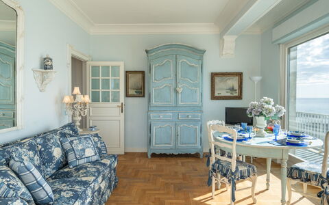 Riva Ligure 607: Meubles, Cadre, Propriété, Table, Fenêtre, Bleu, Bâtiment, Bleu Azur, Bois, Chaise