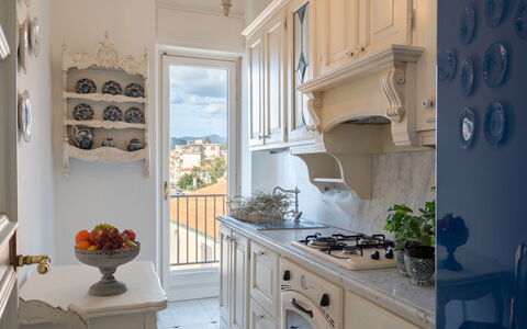 Riva Ligure 607: Cabinetry, Comptoir, Propriété, Meubles, Plante, Bleu, Bleu Azur, Cuisine, Bois, Plante D'Appartement