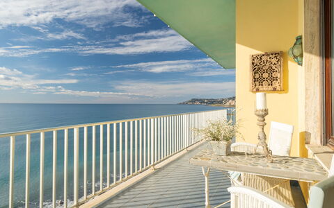 Riva Ligure 607: Ciel, L'Eau, Nuage, Jour, Propriété, Bleu Azur, Plante, Bois, Ombre, Clôture