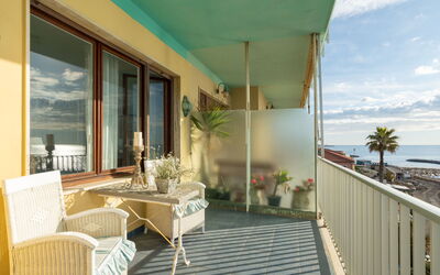 Riva Ligure 607: Bâtiment, Meubles, Propriété, Plante, Bleu Azur, Ombre, Chaise, Pot De Fleur, Plante D'Appartement, Bois