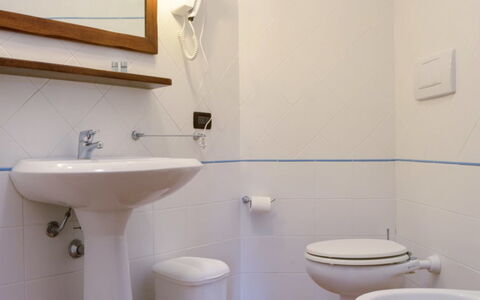 La Fenice - 08 Pax: Miroir, Luminaire Plomberie, Propriété, Lavabo, Évier, Robinet, Blanc, Salle De Bains, Violet, Éclairage