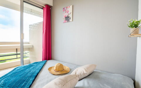 Canet-Plage 500: Confort, Fenêtre, Bois, Plante, Textile, Design Intérieur, Bâtiment, Éclairage, Architecture, Cadre De Lit