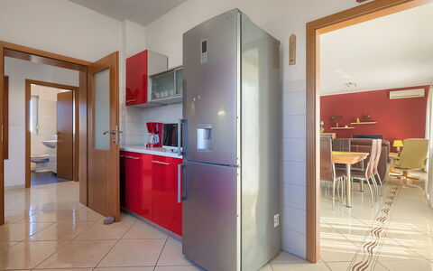 Laura: Cabinetry, Meubles, Bâtiment, Porte, Cuisine, Chaise, Salle, Réfrigérateur, Sol