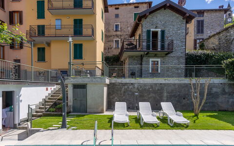 Varenna 642: Plante, Propriété, Bâtiment, Ciel, Fenêtre, Nuage, Bleu Azur, Design Urbain, L'Eau, Piscine