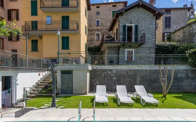 Varenna 642: Plante, Propriété, Bâtiment, Ciel, Fenêtre, Nuage, Bleu Azur, Design Urbain, L'Eau, Piscine