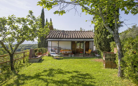 Castelfranco di Sopra 649: Plante, Ciel, Bâtiment, Fenêtre, Nuage, Paysage Naturel, Arbre, Herbe, Lot Terre, Chalet