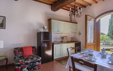 Castelfranco di Sopra 649: Meubles, Table, Cadre, Cabinetry, Bois, Design Intérieur, Vaisselle, Sol, Salon, Sol