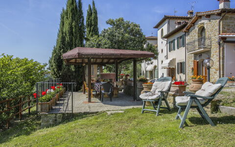 Castelfranco di Sopra 649: Plante, Ciel, Propriété, Bâtiment, Table, Fenêtre, Arbre, Maison, Mobilier De Jardin, Loisir