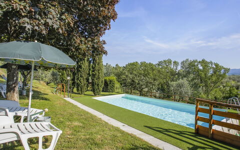 Castelfranco di Sopra 649: Ciel, Plante, L'Eau, Nuage, Piscine, Ombre, Arbre, Mobilier De Jardin, Végétation, Balancelle