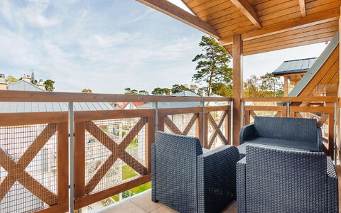 Rezydencja Park Rodzinna: Ciel, Ombre, Bois, Nuage, Porche, Arbre, Clôture, Chalet, Immobilier, Tache De Bois