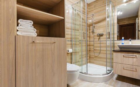 Rezydencja Park Rodzinna: Luminaire Plomberie, Bâtiment, Miroir, Robinet, Salle De Bains, Bois, Design Intérieur, Douche, Porte De Douche