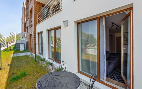 Residence Jastrzębia Góra: Bâtiment, Propriété, Fenêtre, Plante, Table, Bois, Design Intérieur, Chaise, Porte, Ombre
