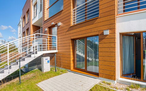 Residence Jastrzębia Góra: Bâtiment, Fenêtre, Propriété, Bois, Ciel, Lot Terre, Design Urbain, Escaliers, Ombre, Pente