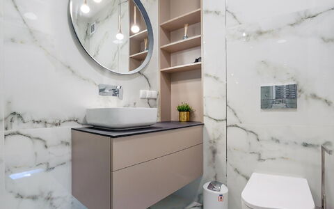 Residence Jastrzębia Góra: Miroir, Propriété, Luminaire Plomberie, Salle De Bains, Bâtiment, Design Intérieur, Robinet, Toilette, Évier, Sol