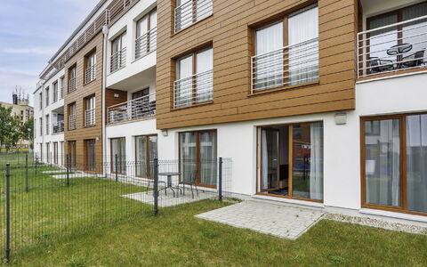 Residence Jastrzębia Góra: Bâtiment, Fenêtre, Plante, Lot Terre, Design Urbain, Condominium, Quartier, Herbe, Bois