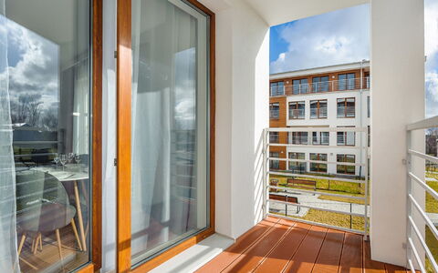 Residence Jastrzębia Góra: Bâtiment, Meubles, Fenêtre, Bois, Ombre, Design Intérieur, Orange, Nuage, Maison