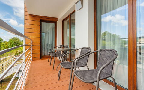 Residence Jastrzębia Góra: Propriété, Bâtiment, Ombre, Fenêtre, Bois, Design Intérieur, Chaise, Architecture, Nuage, Ciel