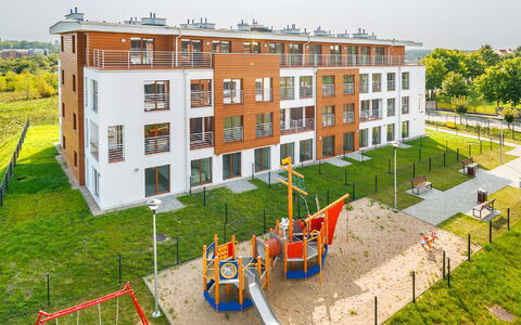 Residence Jastrzębia Góra: Bâtiment, Ciel, Plante, Fenêtre, Lot Terre, Arbre, Design Urbain, Condominium, Herbe, Loisir