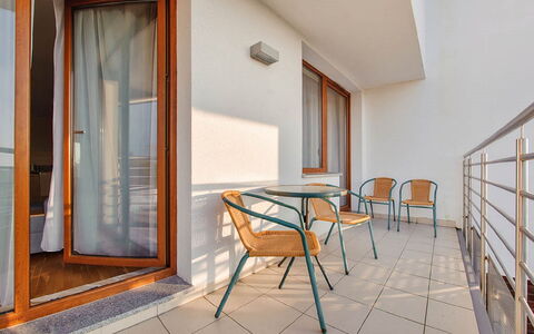 Na Klifie: Meubles, Bâtiment, Fenêtre, Bois, Orange, Ombre, Design Intérieur, Rectangle, Chaise