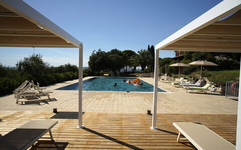 Campo Valerio: Ciel, Piscine, Ombre, L'Eau, Rectangle, Mobilier De Jardin, Balancelle, Loisir, Bois, Toit