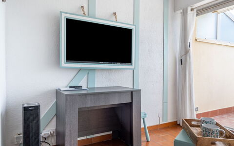 Les Jardins de la Plage: Meubles, Bâtiment, Table, Bureau D'Ordinateur, Fenêtre, Télévision, Cabinetry, Bois, Design Intérieur