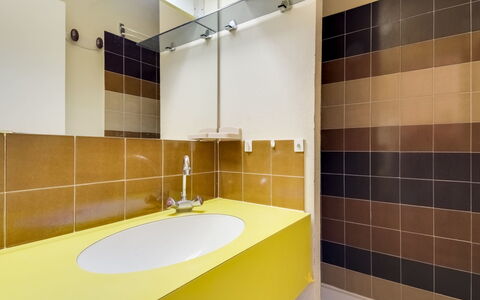 Les Jardins de la Plage: Salle De Bains, Propriété, Pièce, Tuile, Design Intérieur, Architecture, Jaune, Mur, Robinet, Bâtiment