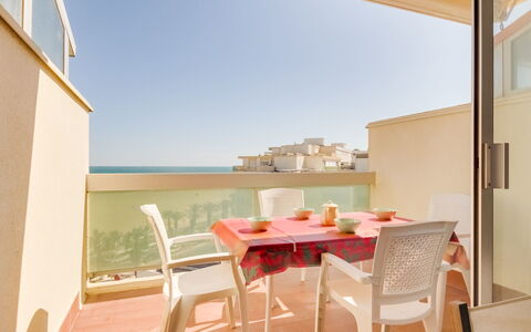 Les Jardins de la Plage: Propriété, Pièce, Bâtiment, Design Intérieur, Maison, Meubles, Jaune, Immobilier, Appartement, Table