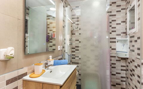 Cloud: Salle De Bains, Design Intérieur, Luminaire Plomberie, Sol, Sol, Lavabo, Toilette, Plomberie, Miroir, Évier