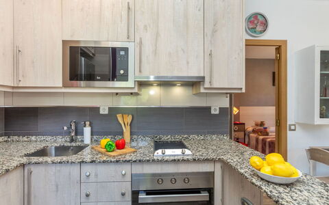 Cloud: Cuisine, Appareil De Cuisine, Comptoir, Principaux Appliance, Meubles, Design Intérieur, Cabinetry, Sol, Électroménager, Cuisinière