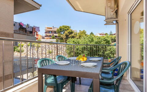 Cloud: Balcon, Appartement, Chaise, Ombre, Table Cuisine Et Salle A Manger, Condominium, Mobilier De Jardin, Tableau De Plein Air, Tache De Bois, Porche
