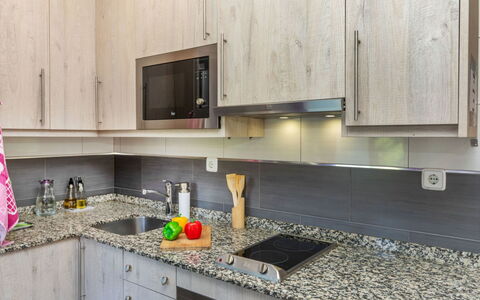 Cloud: Cuisine, Appareil De Cuisine, Comptoir, Principaux Appliance, Cabinetry, Sol, Design Intérieur, Électroménager, Meubles, Cuisinière