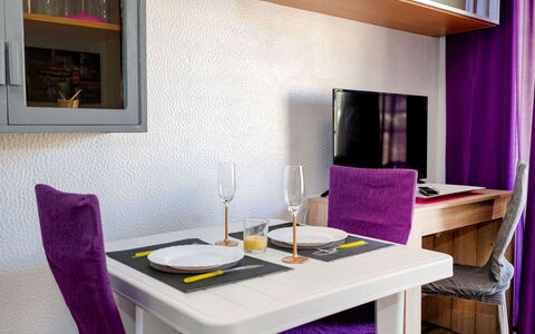 Cloud: Table, Meubles, Propriété, Bâtiment, Violet, Design Intérieur, Confort, Architecture, Bois, Sol