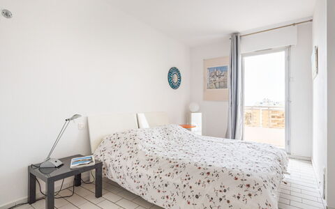 Soleil Bleu: Meubles, Bâtiment, Confort, Fenêtre, Bois, Lit, Ombre, Design Intérieur