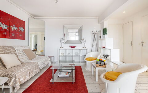Soleil Bleu: Meubles, Cadre, Canapé, Table, Confort, Bâtiment, Design Intérieur, Sol, Sol, Lampe