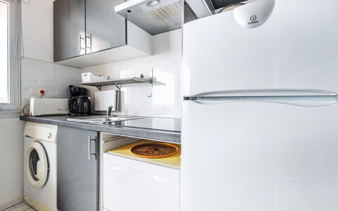 Soleil Bleu: Cabinetry, Bâtiment, Appareil De Cuisine, Gaz Poele, Comptoir, Cooktop, Cuisinière, Cuisine, Électroménager, Fenêtre