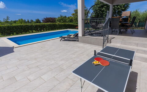 Villa Veli Vrt: Ciel, Bâtiment, Table, Arbre, Ombre, Piscine, Mobilier De Jardin, Nuage, Maison, Surface De La Route