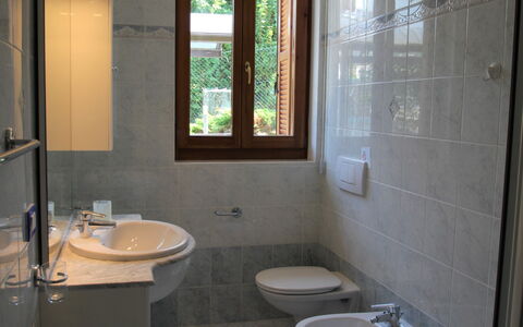 Luino 400: Évier, Propriété, Luminaire Plomberie, Robinet, Lavabo, Lumière, Fenêtre, Salle De Bains, Bois, Violet