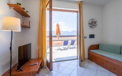 Residenza Agrifoglio 400.5: Meubles, Propriété, Table, Confort, Bleu Azur, Lampe, Bois, Salon, Orange, Ombre