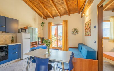 Residenza Agrifoglio 400.8: Meubles, Table, Chaise, Bleu Azur, Cabinetry, Bois, Salon, Fenêtre, Comptoir, Plante D'Appartement