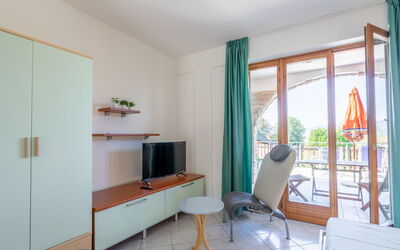 Residenza Agrifoglio 400.1: Meubles, Bâtiment, Chaise, Bois, Design Intérieur, Sol, Confort, Sol, Ombre, Salon