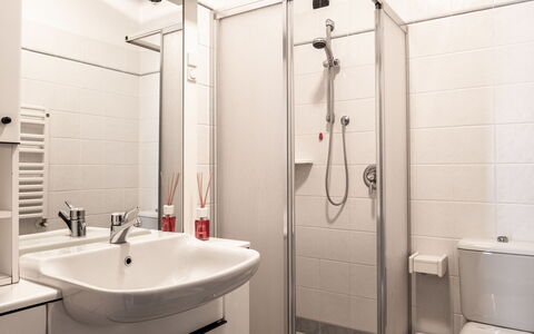 Bonatti: Robinet, Luminaire Plomberie, Propriété, Photographier, Évier, Blanc, Tete De Douche, Salle De Bains, Noir