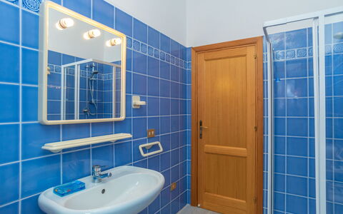 Turriga: Luminaire Plomberie, Miroir, Robinet, Évier, Bâtiment, Lavabo, Salle De Bains, Bleu, Violet, Bleu Azur