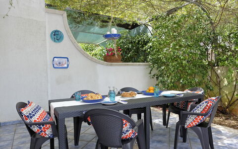Villa Marlene: Table, Meubles, Plante, Feuille, Fenêtre, Tableau De Plein Air, Mobilier De Jardin, Ombre, Arbre, Bâtiment